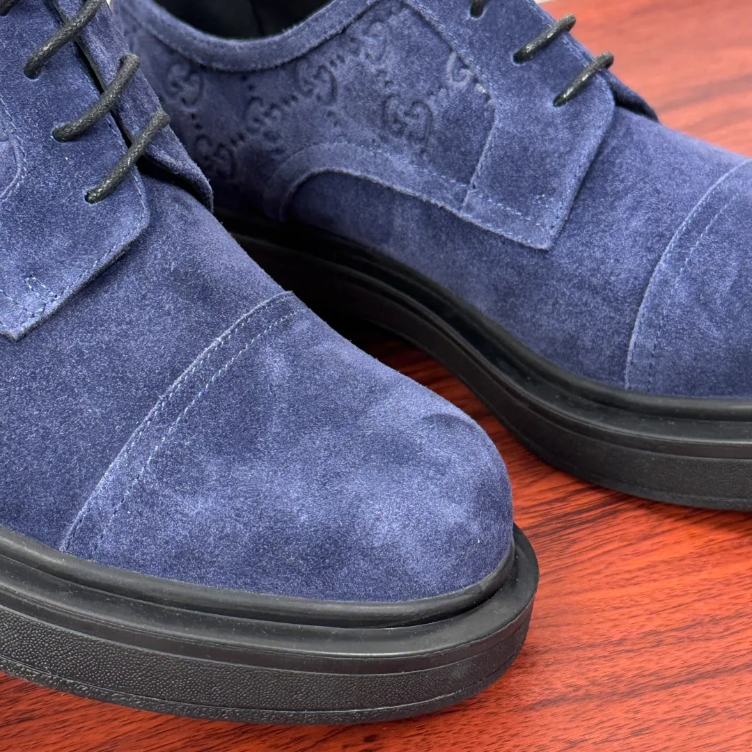 Batch 800 Gucci/Gucci new men's lace-up shoes with GG details, suede leather derby shoes! Rooted in the brand's heritage, these men's lace-up shoes are crafted from suede calfskin and embellished with GG-print embossed suede details in homage to Gucci's iconic monogram. The rubber sole decorated with GG pattern adds a touch of modern fashion to this design. Typical three-joint style design. European and American classic version, full calfskin lining. The overall upper texture is soft and the lining is comfortable and breathable. 2CM thickened soft rubber sole, easy to control. Versatile and stylish upper foot, multiple colors available to meet different matching needs, complete package! Size: 39-40-41-42-43-44 leather shoe size (can be customized to 38.45) Item number: 7826Z suede blue